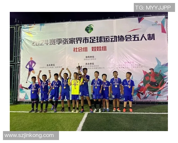 在烈日下拼搏的足球明星们用汗水书写荣耀与梦想